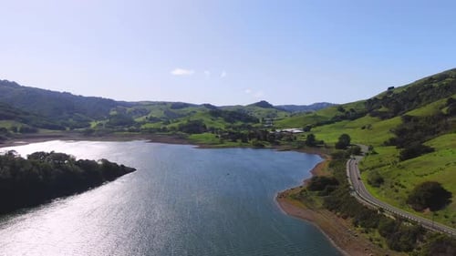 Bela estrada panorâmica perto do lago com lindas paisagens