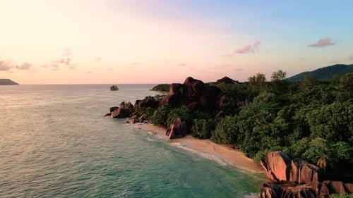 Vista aérea de La Digue, Seychelles, Zumbido de la playa de Anse Source d'Argent, Isla La Digue, Seychelles