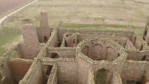 Luftaufnahme von der Drohne von Slains Castle auf den Klippen über Moray Firth in der Nähe von Cruden Bay in Aberdeenshire