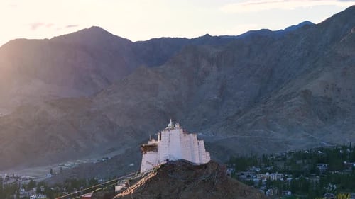 Vue aérienne par Drone du monastère de Sankar Gompa au Ladakh avec un shanti stupa