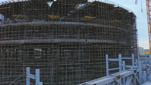 Detalles de andamios y grandes marcos metálicos cerca del estadio deportivo