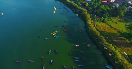 A foto de um drone captura a vista deslumbrante dos barcos flutuando no Lago Phewa, ao mesmo tempo em que revela o que é de tirar o fôlego