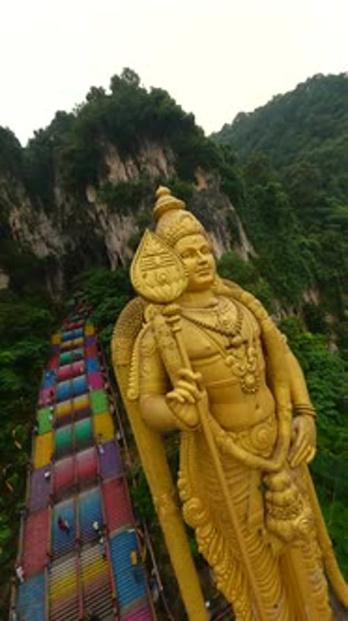Photo FPV des grottes de Batu et de la statue dorée de Murugan à Kuala Lumpur en Malaisie