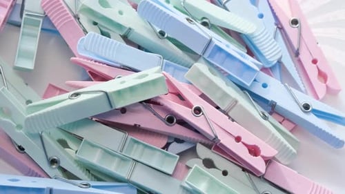 Die Wäscheklammern drehen sich im Kreis, trocknen Kleidung an einem Seil. Das Konzept des Wäschewaschens