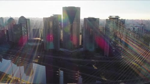Vista aérea da ponte Estaiada, rio Pinheiros e os edifícios ao fundo, São Paulo, Brasil