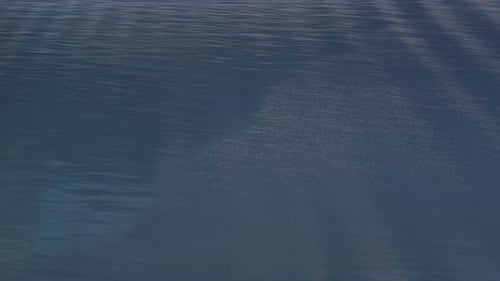 Abstrakte blau-türkisfarbene Meerwasser-Textur. Wunderschöne Meereslandschaft, azurblau, gewellter Wasserweg
, glühend