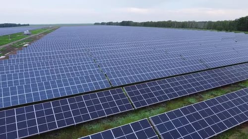 Sonnenkraftwerk Luftbild Erneuerbare Energien Green Tech Ökologie Sonnenkollektoren auf den Feldern Grün