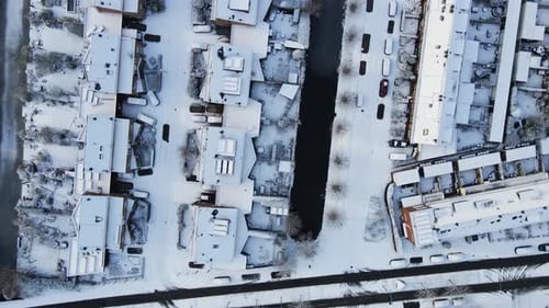 Luftaufnahme einer schönen Straße mit schneebedeckten Häusern von oben