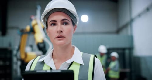 Ingénieur, robotique et femme sur tablette pensant à la chaîne de montage, à la mise à jour logicielle et à l'inspection