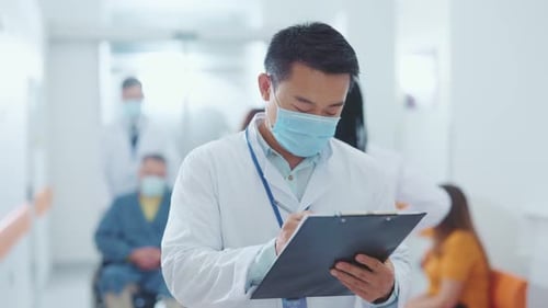 Cuarentena de coronavirus, trabajadores de la salud, terapeuta general, médico asiático chino en bata blanca