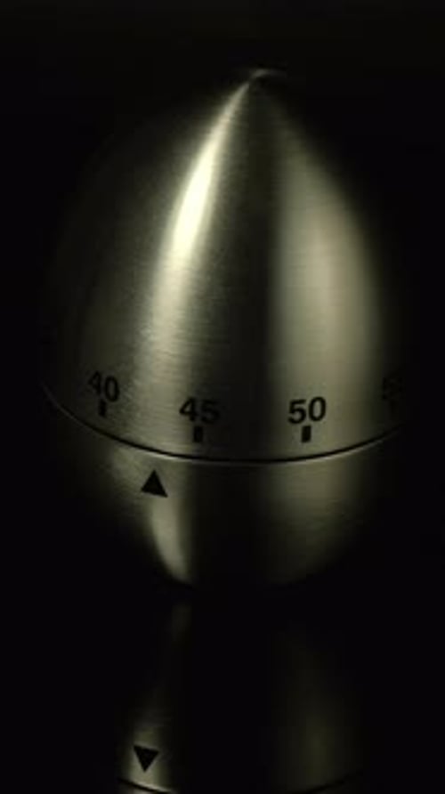 Zeitraffer eines Küchenuhr-Timers, Countdown auf Null.