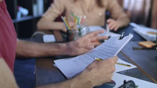 Hände der Leute bei Geschäftstreffen. Geschäftsmann liest Vertragskooperation am Arbeitsplatz. Schliessen