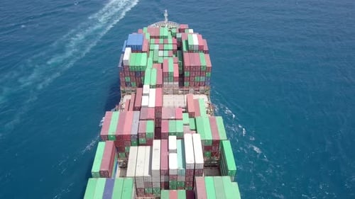 Buque portacontenedores cargado de gran tamaño navega lentamente