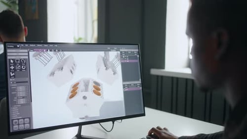 Projektabteilung der Autofabrik Schwarzer Mann erstellt 3D-Modell des Motors, Nahaufnahme des Displays