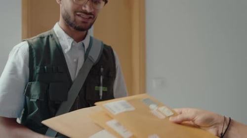 Postangestellter liefert Expresspost an den Empfänger zu Hause