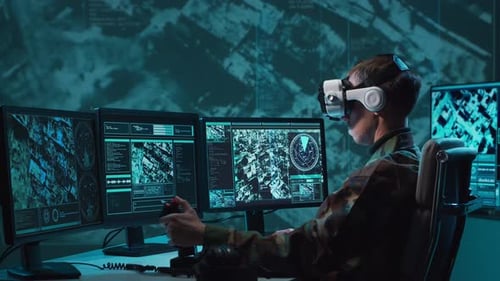 Militärsoldat bedient fortschrittliche Technologie in einer Kommandozentrale