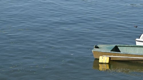 Barco de pesca na água do rio