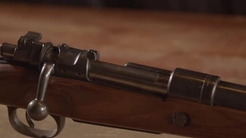 Makro-Einlass in den geschlossenen Riegel des Mauser Kar98-Gewehrs