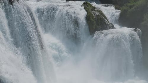 Ein Wasserfall mit viel Wasser an einem sauberen und wilden Gebirgsfluss. Nahaufnahme von Wasser