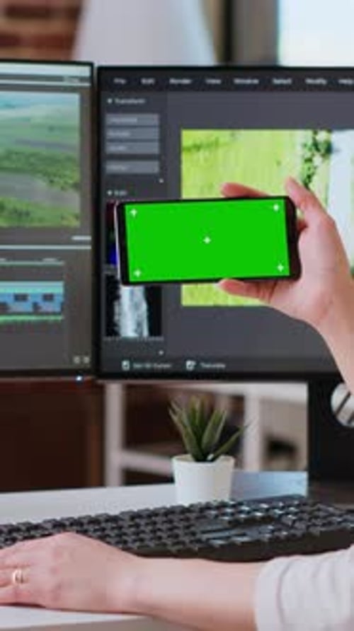 Edición de vídeo femenina de Vertical Video que trabaja en la grabación de un proyecto creativo