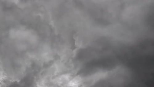 fondo de relámpagos dentro de la espesa nube gris