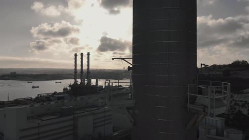 Luftaufnahme eines Turms (Nahaufnahme) Kraftwerk mit Meereshintergrund