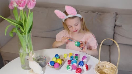 Buntes Ostereierverzieren mit einem Kind an einem Frühlingsnachmittag