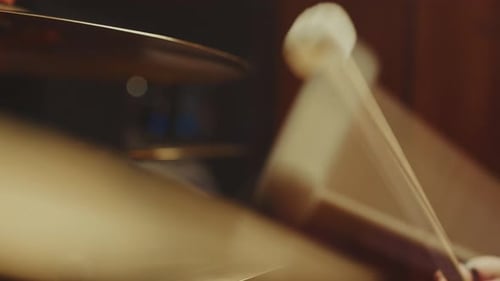 Intensive Schlagzeugperformance in einem lebhaften Musiklokal bei Nacht