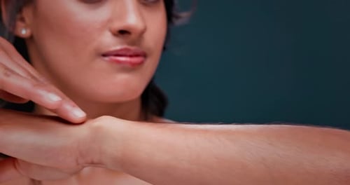 Frau, Gesicht und Berührung Haut am Arm im Studio für dermatologische Behandlung für weich, gesund oder sauber