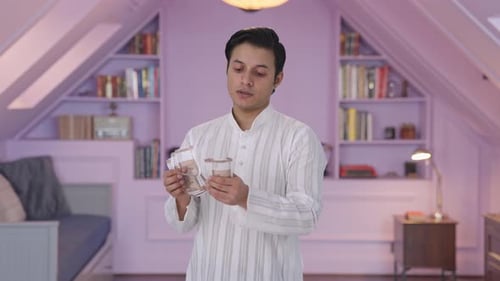 Un Indien sérieux qui compte de l'argent