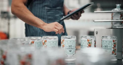 Mains, tablette et usine en tant qu'ouvrier dans une distillerie pour la production, l'emballage