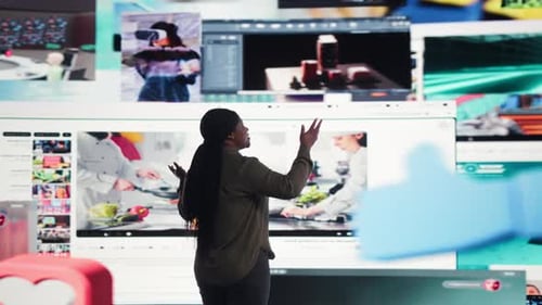 El programador del centro de datos realiza los chequeos de los equipos mediante un dispositivo digital