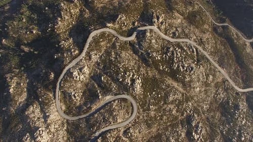 Serpentinische Bergstraße. Luftaufnahme der Serpentinenstraße von oben nach unten