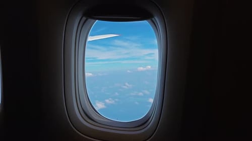 Comme le ciel est beau vu du hublot d'un avion
