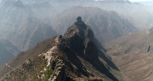 Toma aérea de formaciones rocosas en el Cañón de Urique en Divisadero, Región del Cañón del Cobre, Chihuahua.