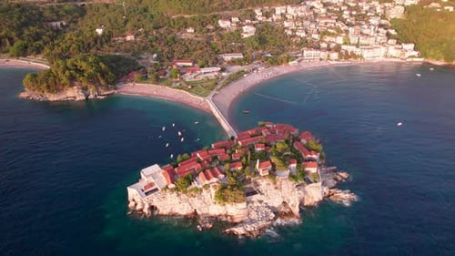 Luftaufnahme des Küstendorfs und des Strandes, Montenegro.