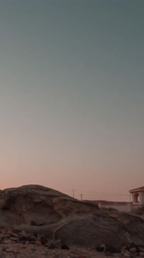 Time Lapse vertical del paisaje nocturno del atardecer a la Vía Láctea
