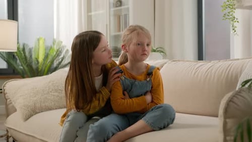 Petits enfants caucasiens bouleversés et tristes se disputent, conflit, filles offensées, amies, ignorent le boycott