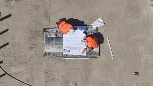 Das Bauteam aus der Luft analysiert Pläne, Arbeiten, Betonstahl isoliert Fundament