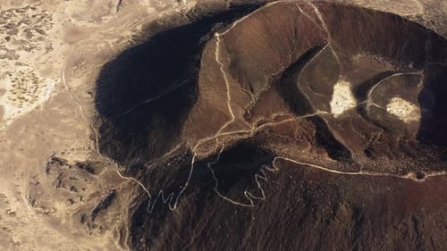 Filmmusik Luftlandschaft des Amboy-Kraters in der Mojave-Wüste in Südkalifornien, Drohnenflug über dem