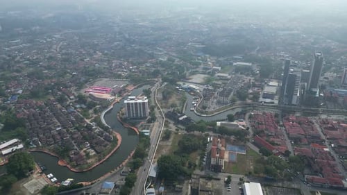 Ein Blick auf die Stadt mit einem Fluss, der durch sie fließt. Nebelblick aus der Luft Melaka