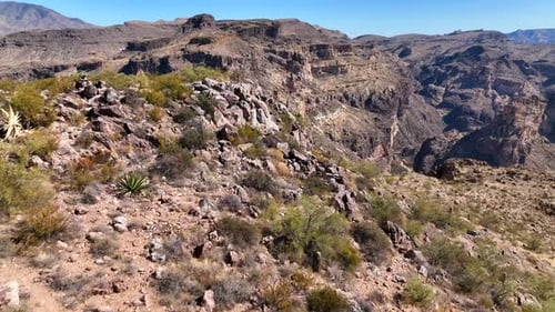 Luftaufnahme der Schlucht und der Berge in der Wüstenlandschaft, Vereinigte Staaten.