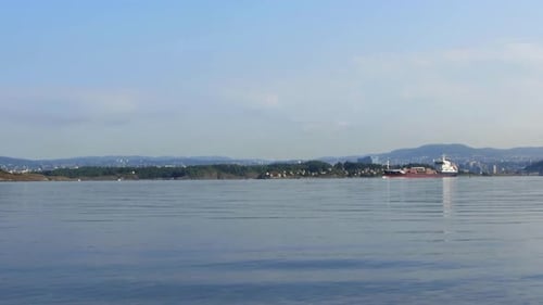 Navire porte-conteneurs passant par une journée ensoleillée à Oslo, en Norvège
