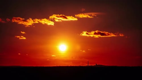 Zeitraffer des Sonnenuntergangs am orangefarbenen Himmel über dem Horizont