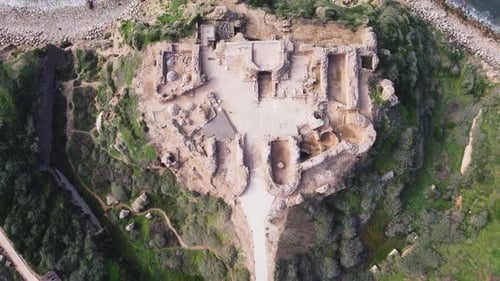 Vue aérienne de dessus des vieilles ruines par les vagues éclaboussant le rivage, Drone au-dessus d'un monument historique - Herzliya
