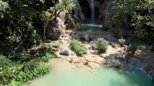 Panorama cinematográfico de 4k da cachoeira principal nas famosas cataratas Kuang Si, no Laos, sudeste da Ásia.