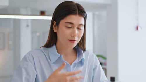 Un gerente seguro de sí mismo explica la idea en la oficina: los socios comerciales hablan de cerca