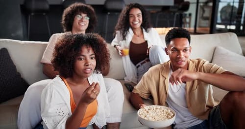 Popcorn, détente et groupe d'amis devant la télévision à la maison pour se détendre et se divertir