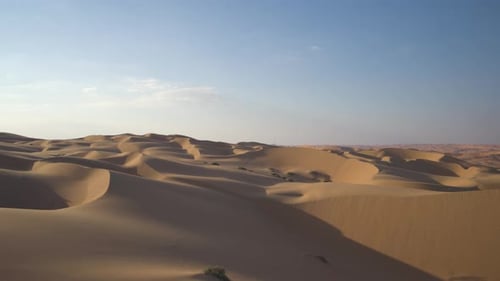 Luftaufnahme von Wüstendünen unter klarem Himmel, Vereinigte Arabische Emirate.