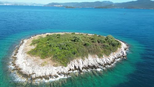 Die türkisfarbenen Küsten Kroatiens — Insel und Marienstatue am Strand